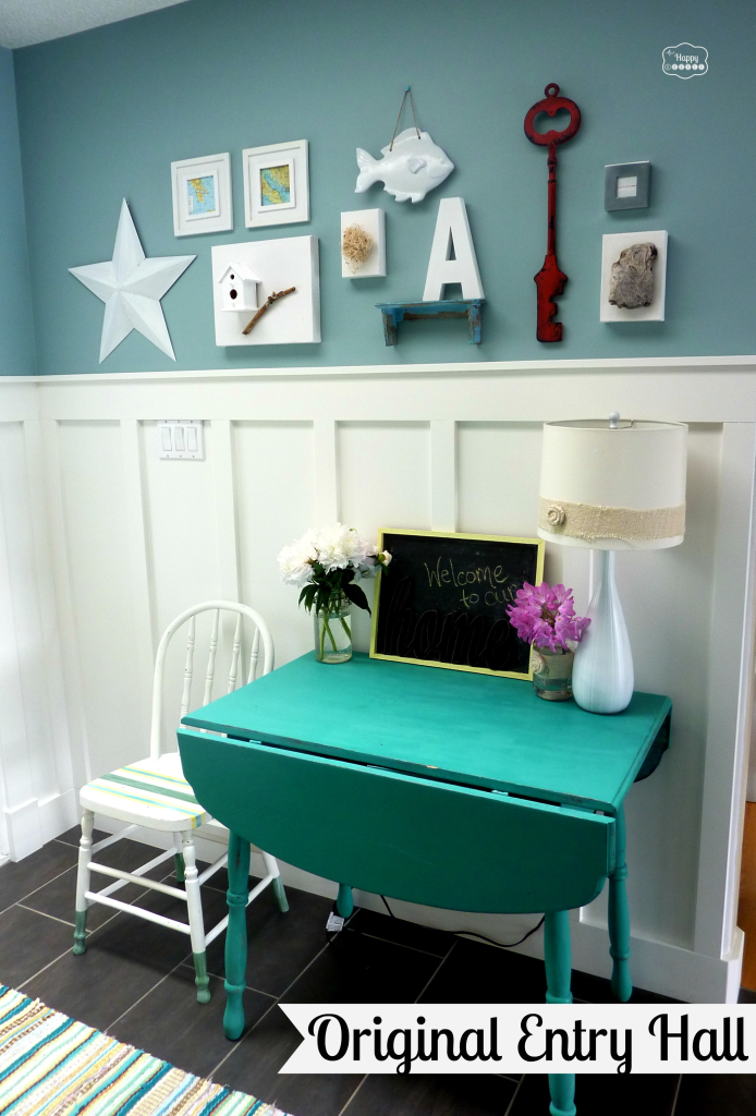 A turquoise desk in the hallway.