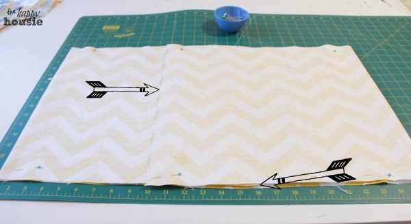 Arrows pointing to the seam of the fabric laid out.