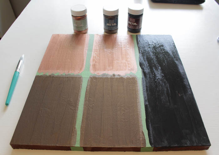Painting copper and bronze paint on the wooden board.