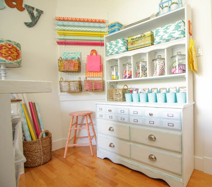 I love this colorful organized craft room makeover at thehappyhousie.com-23