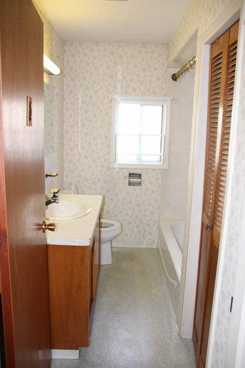 A small bathroom just off the bedroom.