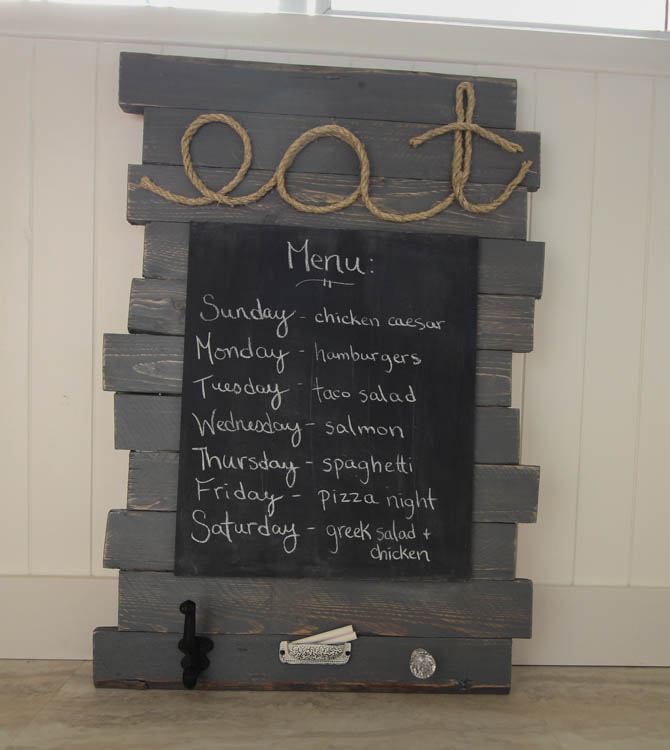 The menu on the board in chalkboard listed by the days of the week.