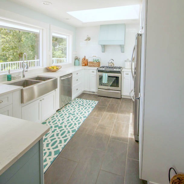 square Gorgeous-Coastal-style-white-shaker-kitchen-with-aqua-blue-at-thehappyhousie.com-5