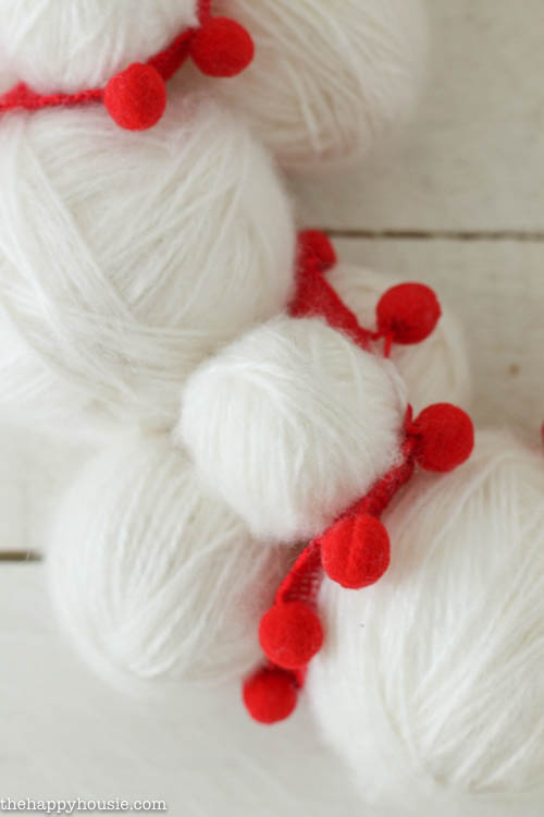 Adorable quick and easy Yarn Snowball DIY Christmas Wreath at thehappyhousie.com-4