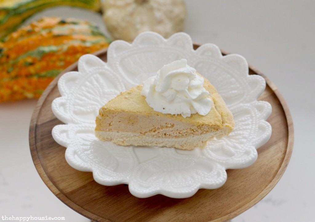 Simple & Delicious Gluten Free Low Carb Pumpkin Cheesecake Pie at thehappyhousie.com