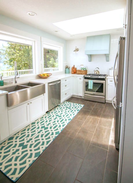 new Gorgeous-Coastal-style-white-shaker-kitchen-with-aqua-blue-at-thehappyhousie.com-6