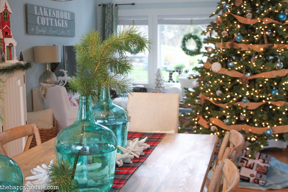 Come tour this Christmas dining with lots of natural and rustic touches and watery green and blues - coastal lake cottage Christmas at thehappyhousie.com-3