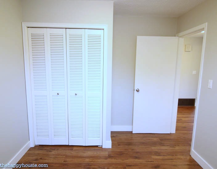 White closet doors that are painted back on the closet.