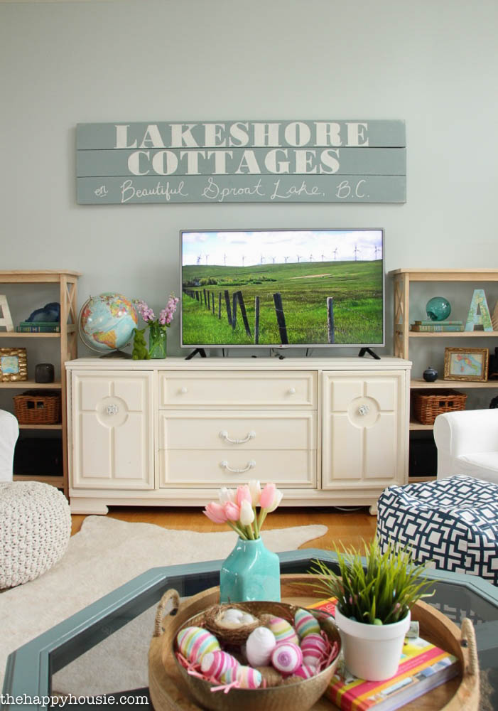 A sign saying Lakeshore Cottages is above the TV console.