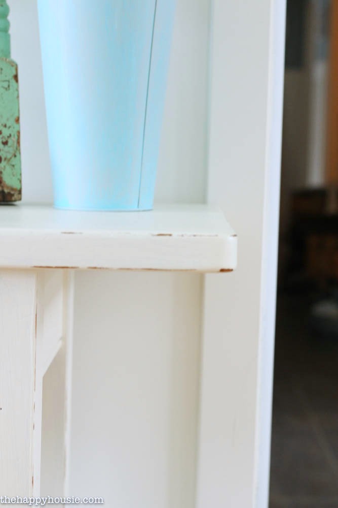 Distressed creamy sofa table makeover using chalk paint at the happy housie