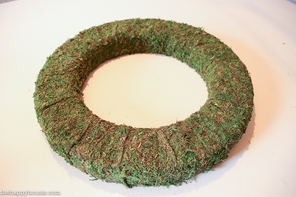 The completed moss formed wreath.