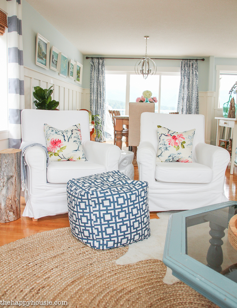 Come tour this beautiful lake house living room and kitchen summer home tour with Country Living at the happy housie-19