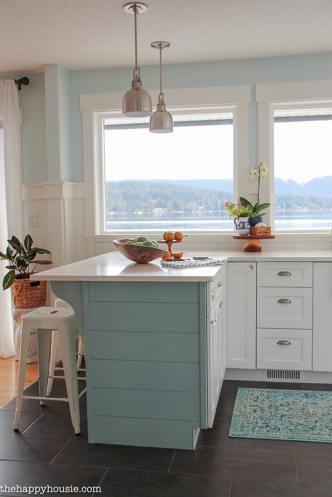 beautiful-light-bright-and-airy-fall-home-tour-lakehouse-home-tour-with-pops-of-coral-and-fall-plaids-at-the-happy-housie-1