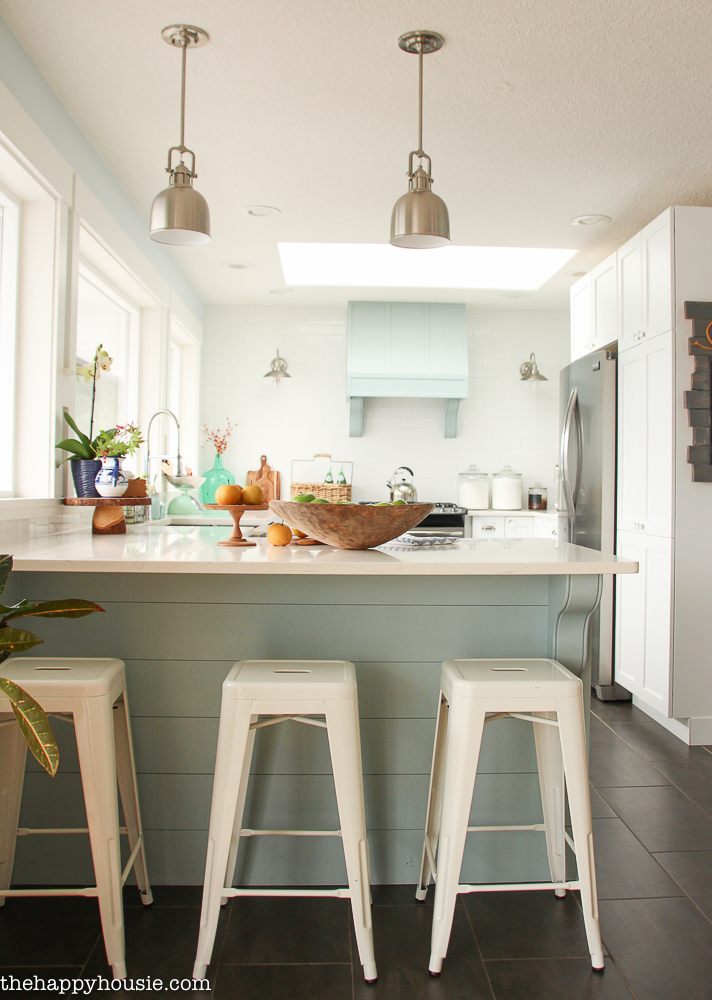 beautiful-light-bright-and-airy-fall-home-tour-lakehouse-home-tour-with-pops-of-coral-and-fall-plaids-at-the-happy-housie-14