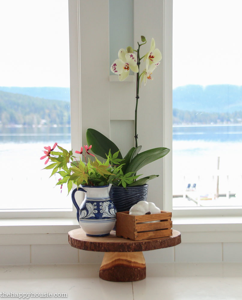 beautiful-light-bright-and-airy-fall-home-tour-lakehouse-home-tour-with-pops-of-coral-and-fall-plaids-at-the-happy-housie-3