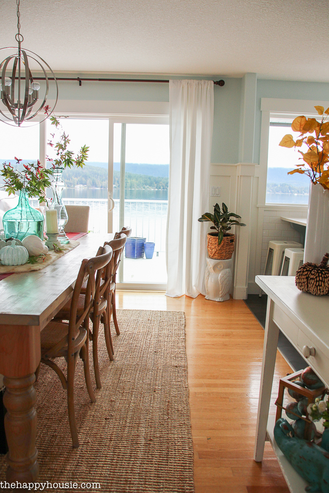 beautiful-light-bright-and-airy-fall-home-tour-lakehouse-home-tour-with-pops-of-coral-and-fall-plaids-at-the-happy-housie-58
