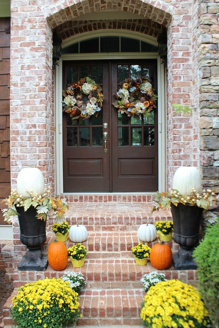 mums-and-pumpkins-fall-front-door-idea-at-refresh-restyle