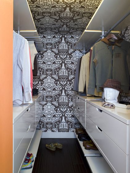 wallpaper-in-small-walk-in-closet