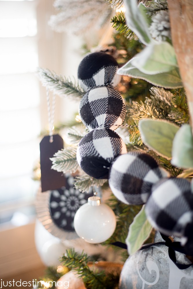 Black and white buffalo checked garland.