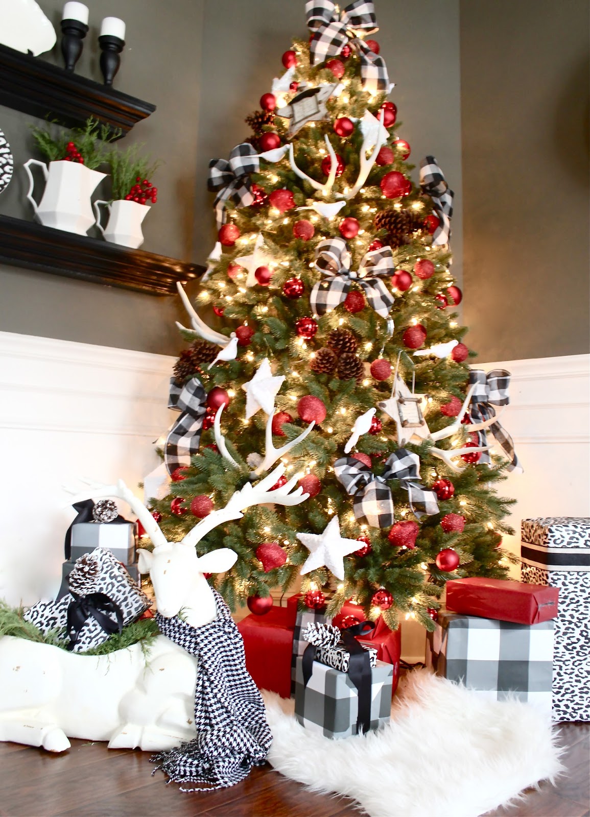 Red, and buffalo checked ribbon on the tree.