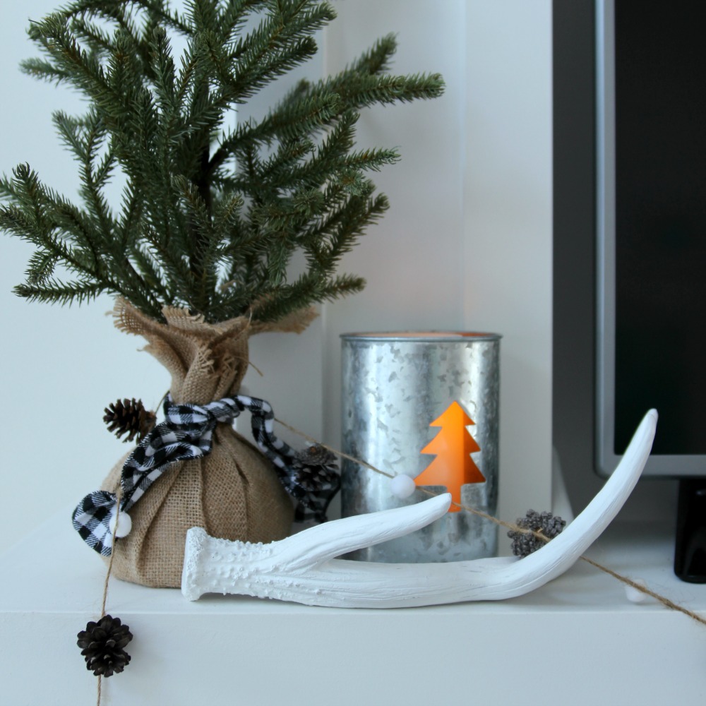 simple-natural-rustic-winter-mantel-at-the-happy-housie