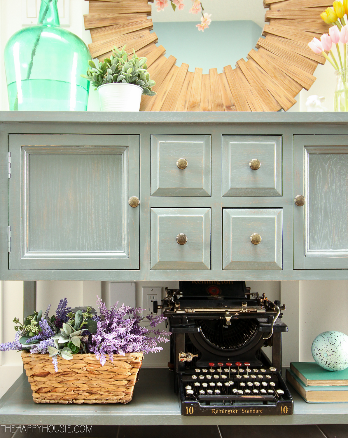 The black antique typewriter.