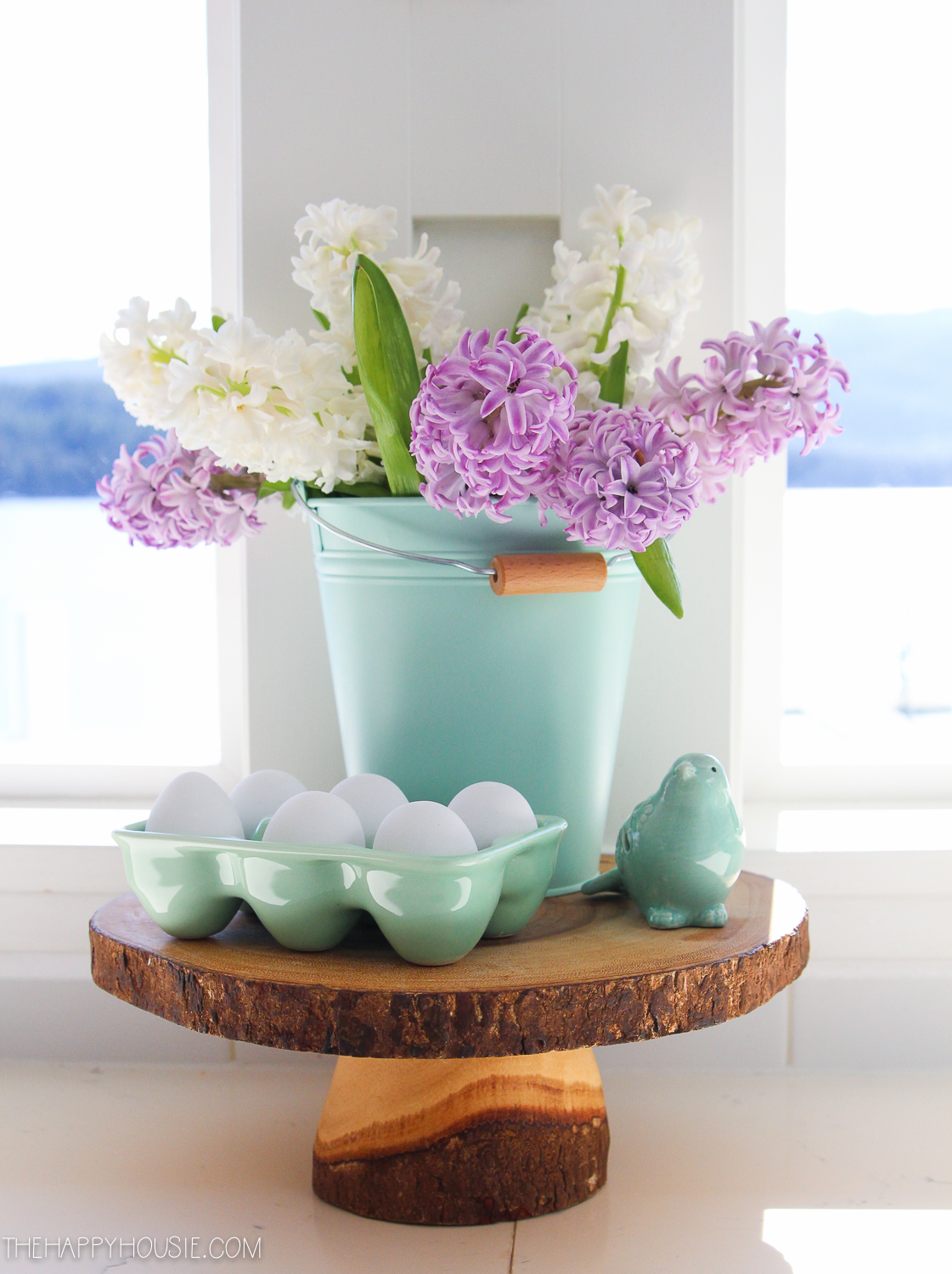 A pretty vignette on the wooden cake stand.