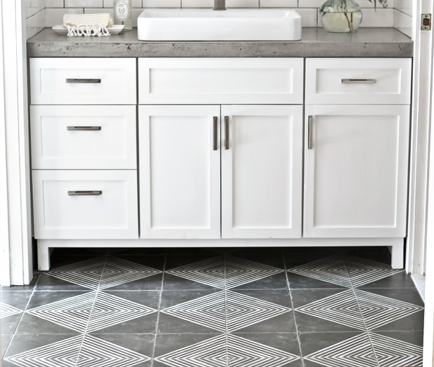 Tile floor with a geometric pattern in the bathroom.