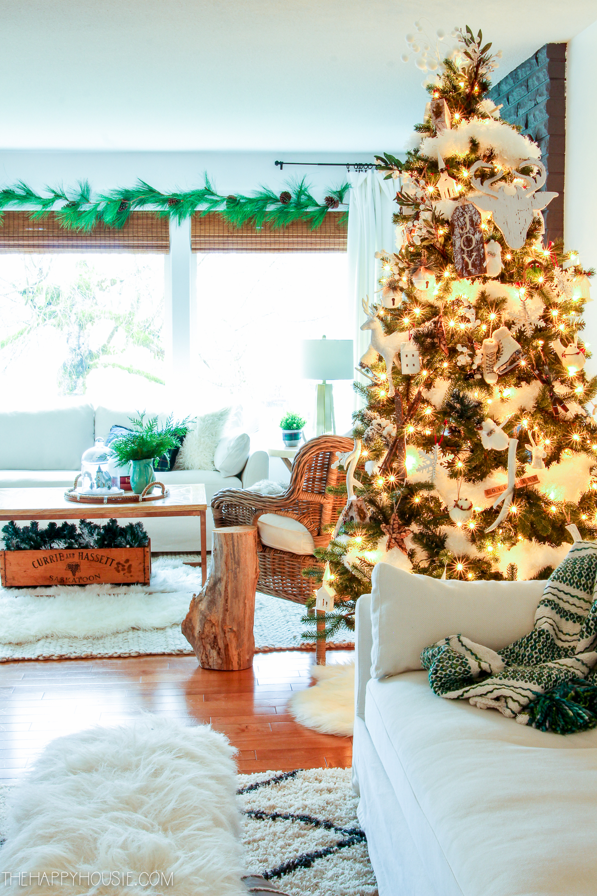 A light and bright Christmas tree in the living room.