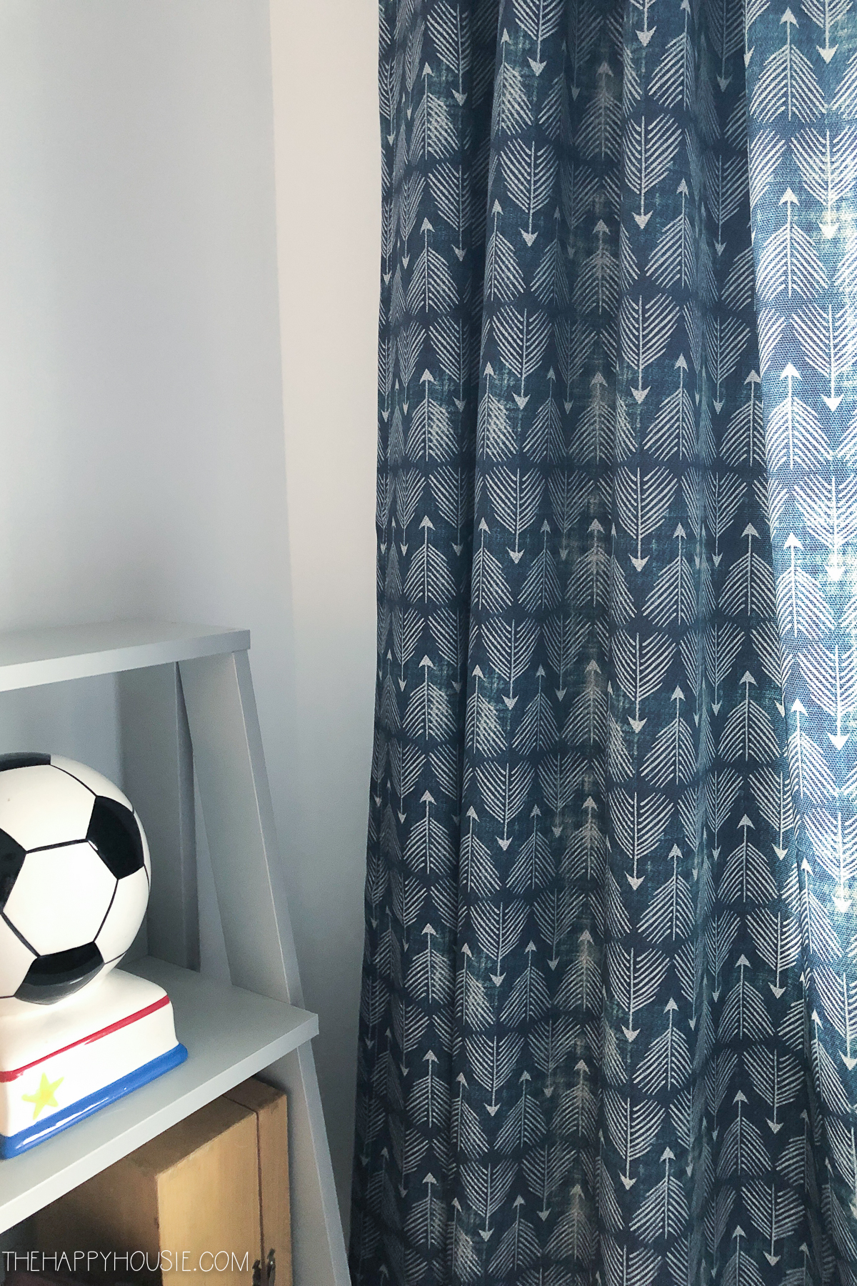 Blue and white arrow curtains in the bedroom.