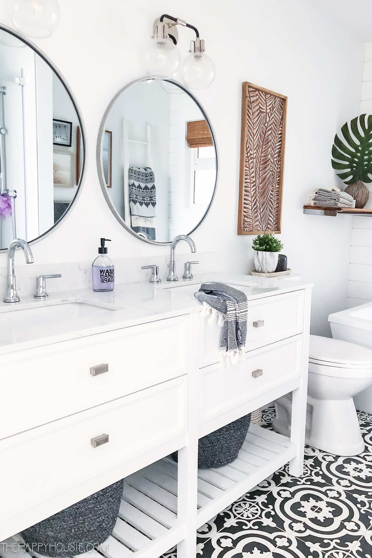 How to Organize Your Bathroom (even without much storage space!)