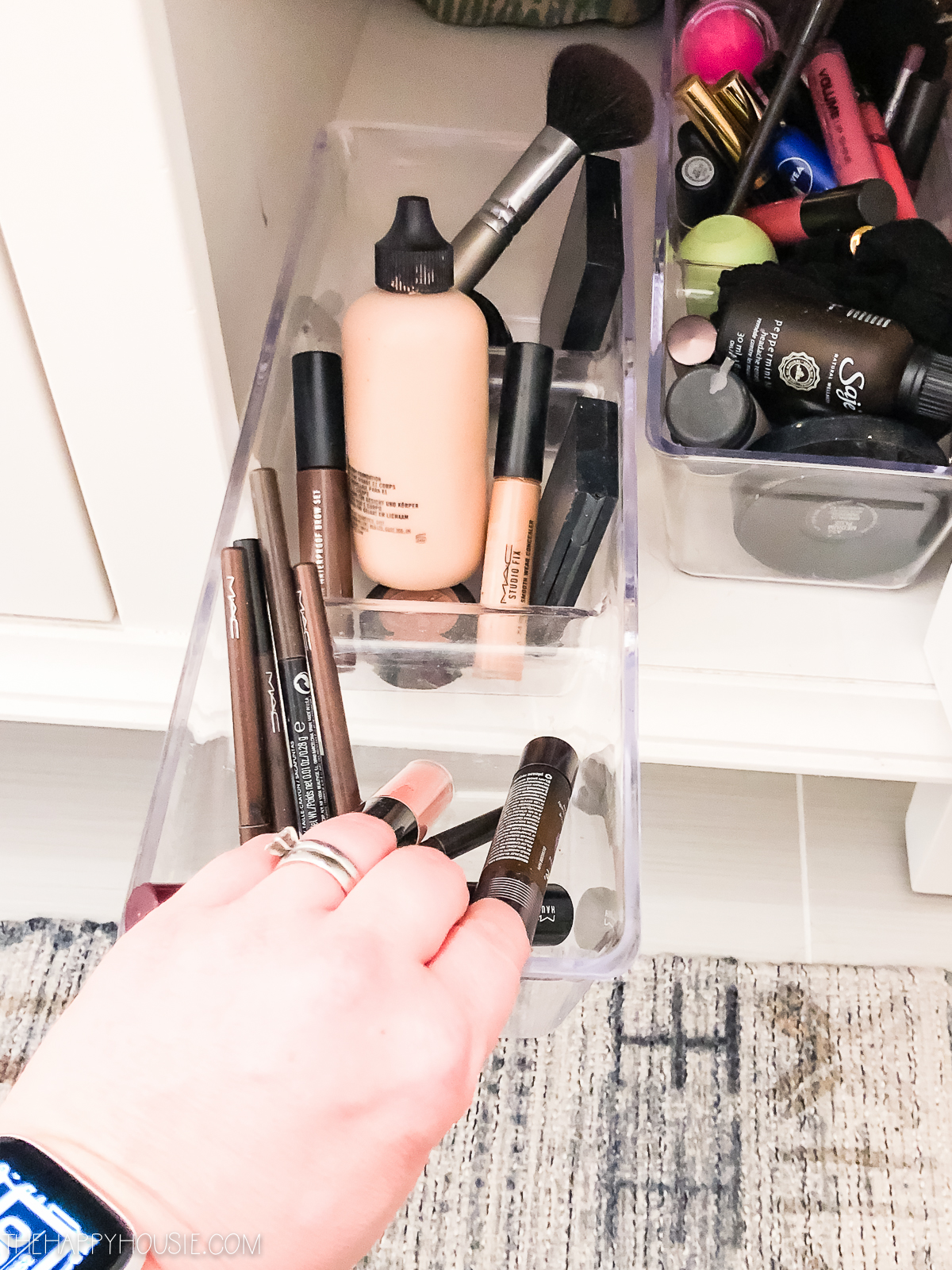 The makeup container organized.
