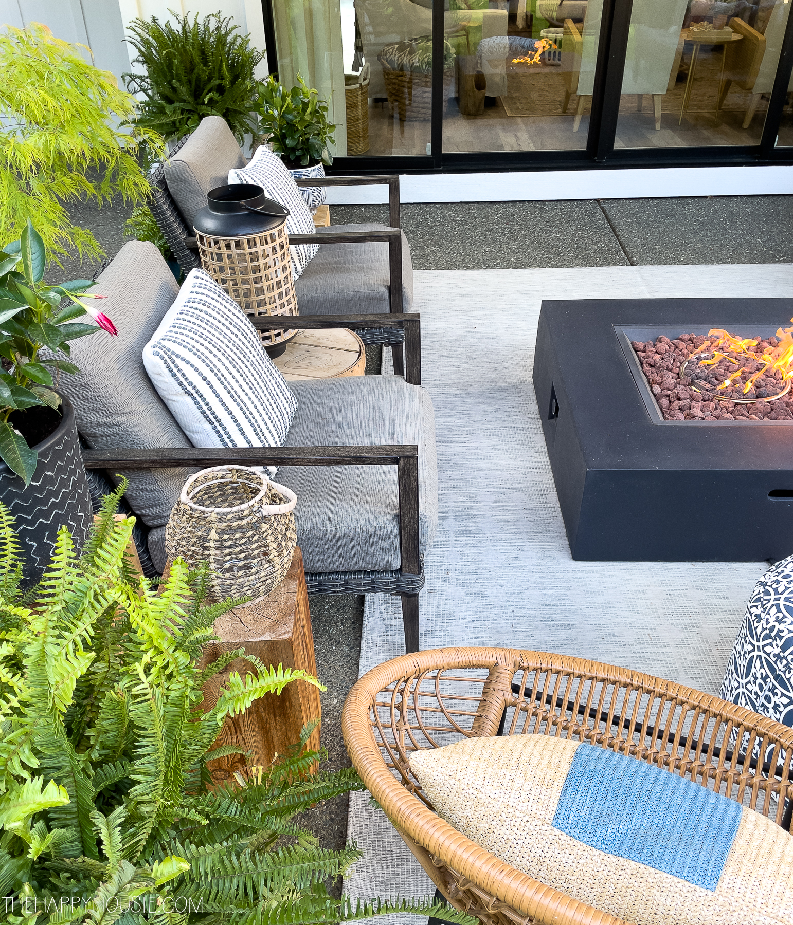 https://www.thehappyhousie.com/wp-content/uploads/2022/06/summer-deck-decor-ideas-summer-outdoor-decor-for-the-patio-41.jpg